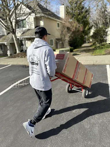 Airus Movers crew working in Burien, WA — photo 8