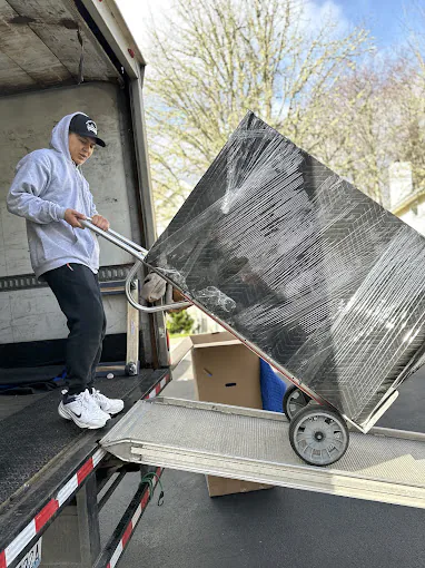 Airus Movers crew working in Burien, WA — photo 4