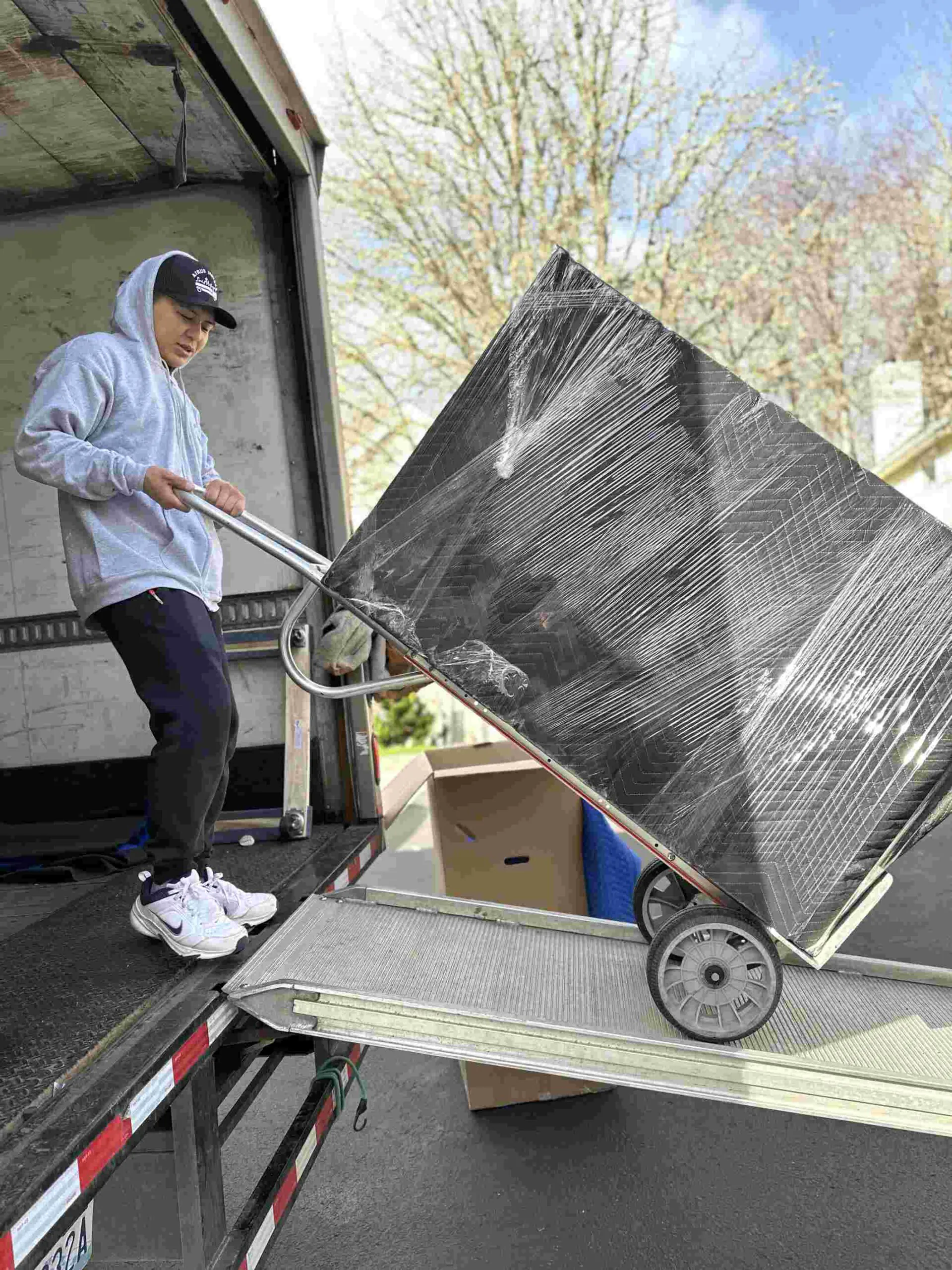 Airus Movers crew working in Burien, WA — photo 3